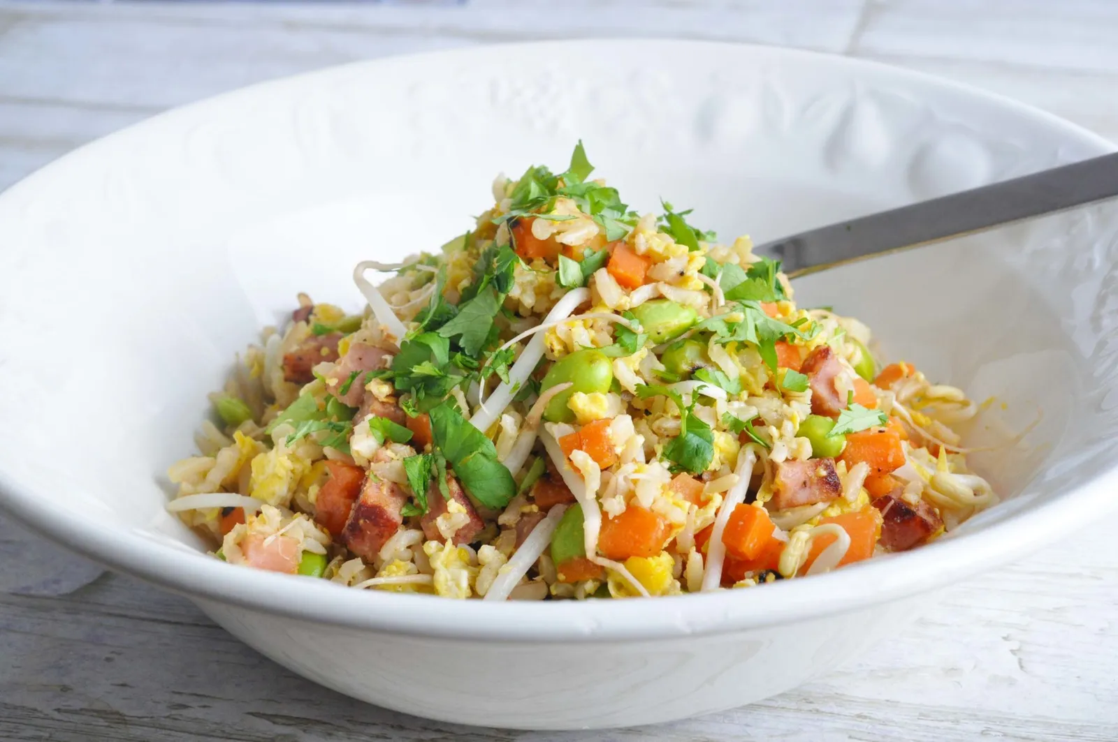 Stegte ris med edamame og skinke