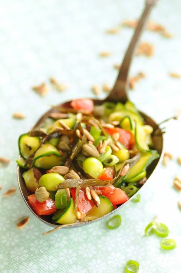Salat med edamamebønner og kapersdressing