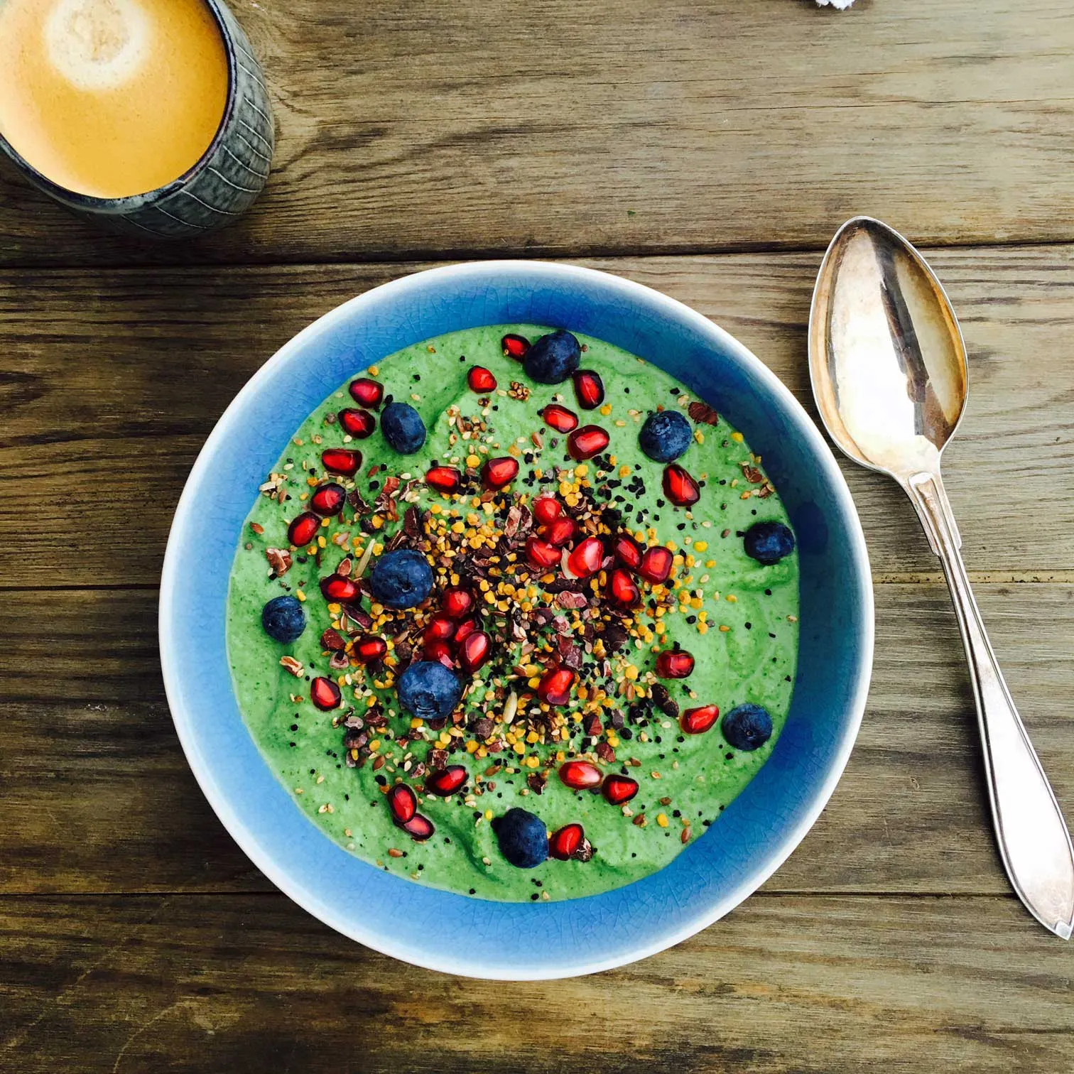 Proteinrig grøn smoothiebowl med edamamebønner