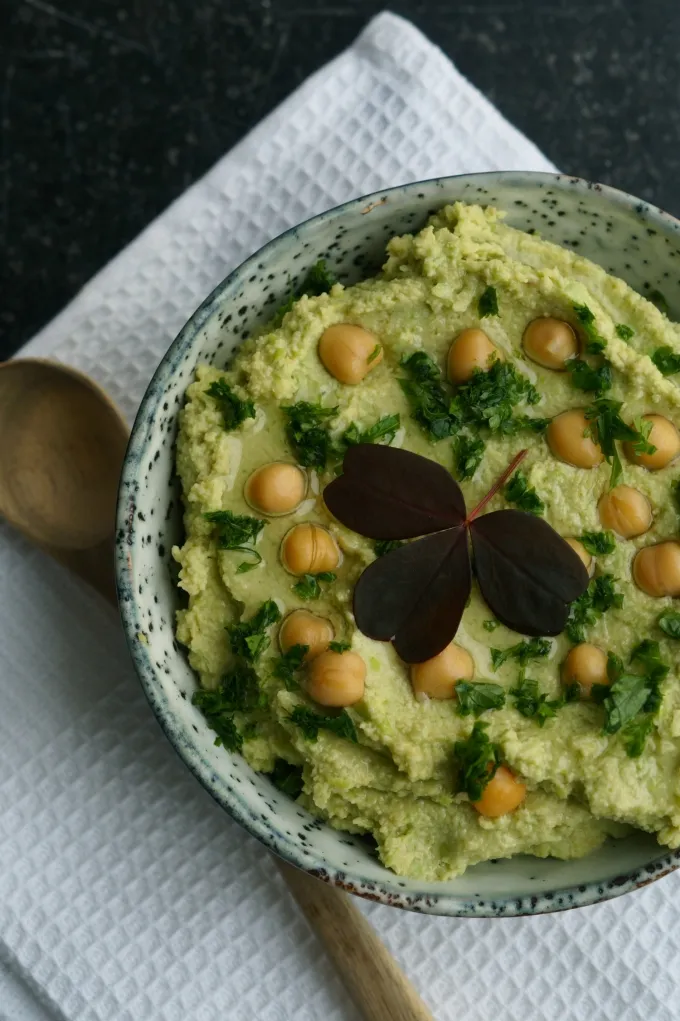 Hummus med edamamebønner og avocado