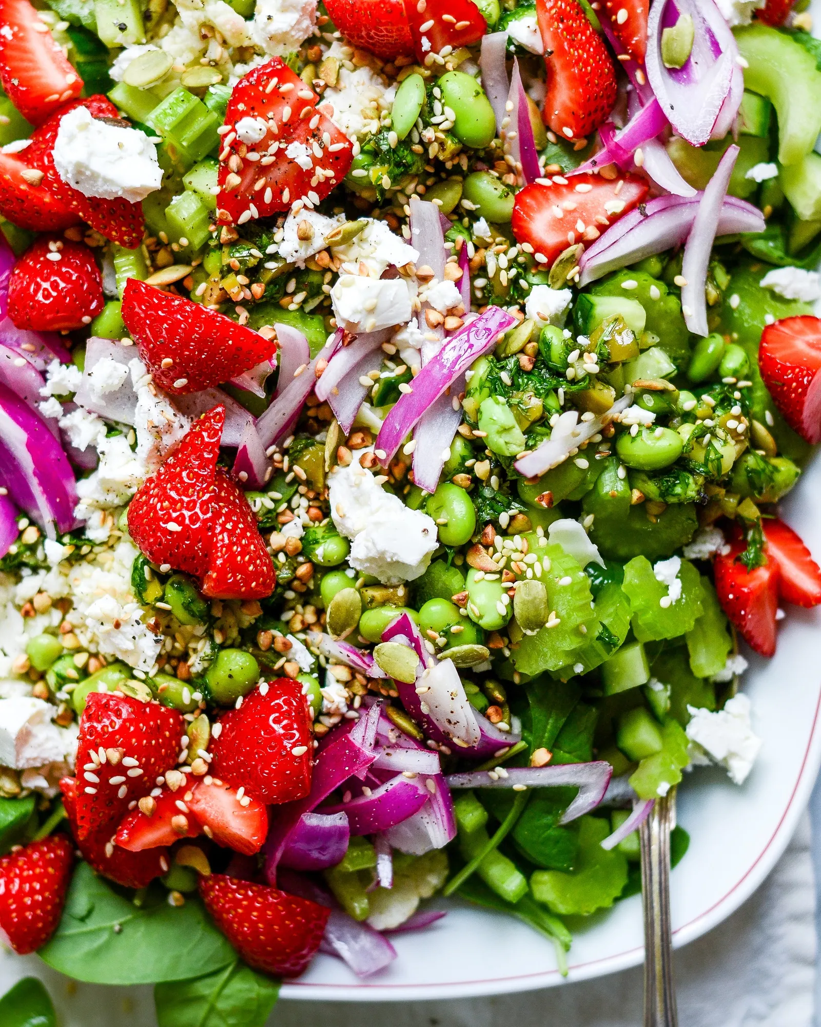 Salat med edamamebønner, feta og krydderurter