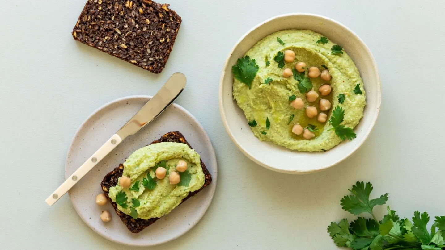 Grøn hummus med edamamebønner, lime og koriander