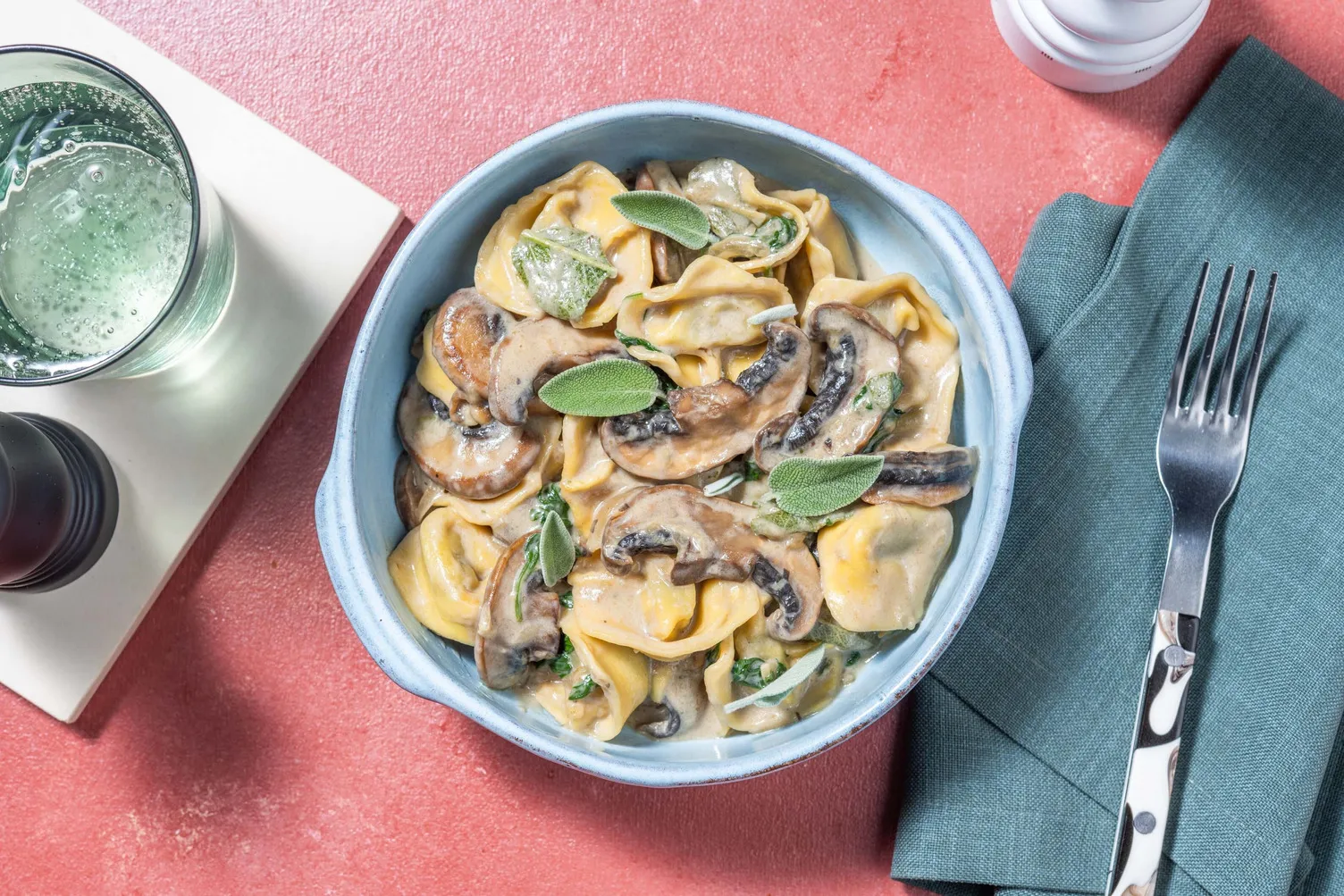 Cremet estragon-tortelloni med stegt portobello og spinat