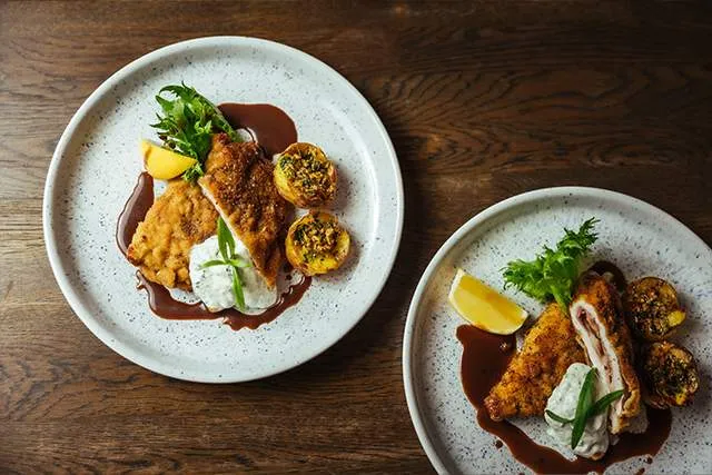Kalveschnitzel med hvidløgskartofler og estragon-sennepscreme