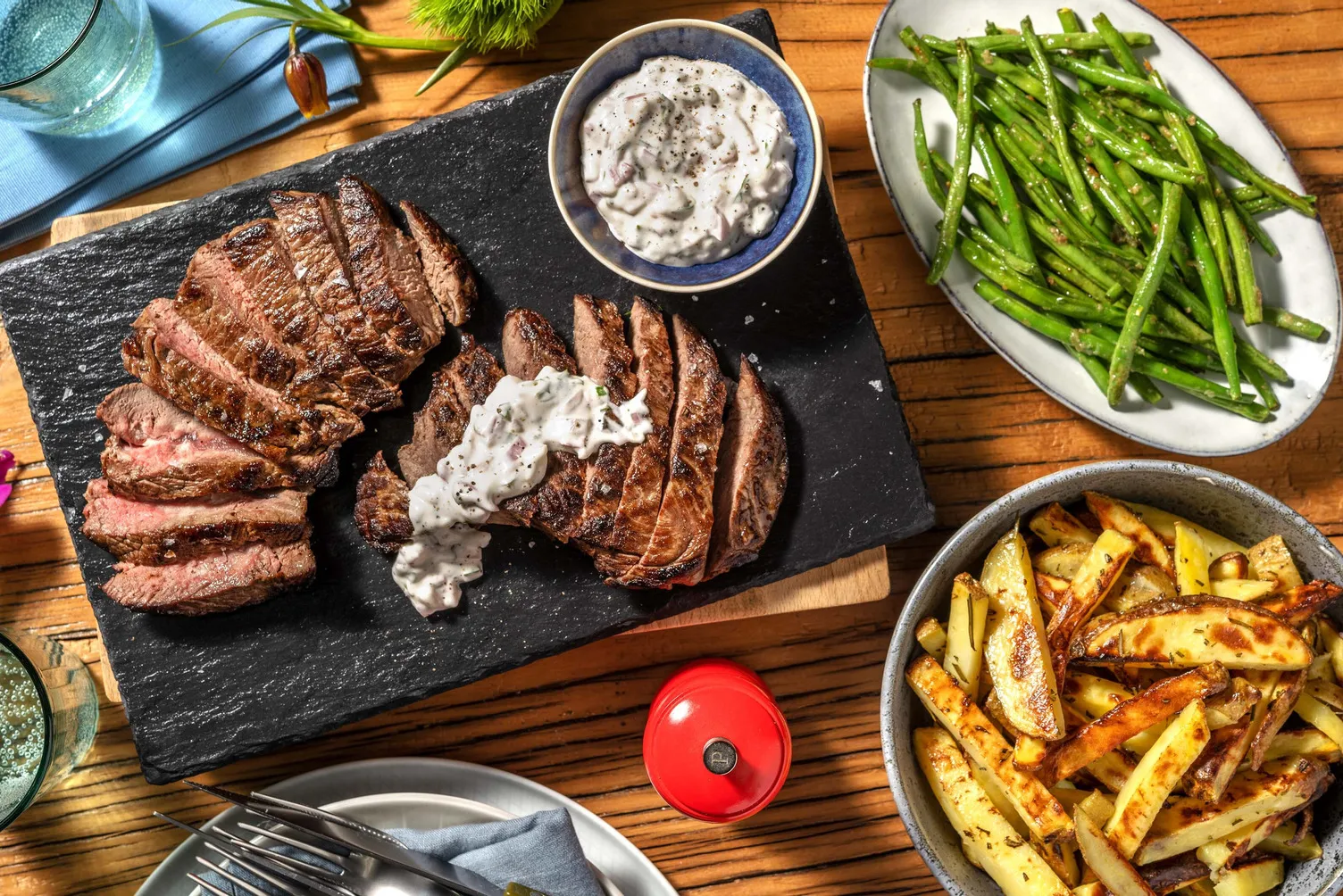 Grillet steak med estragon-aioli, bagte rosmarinfritter og grønne bønner