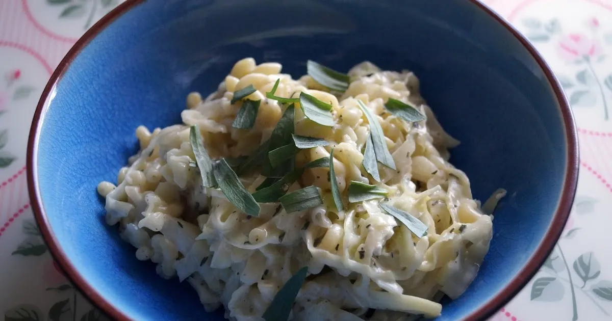 Pasta og spidskål i estragon-ostesauce
