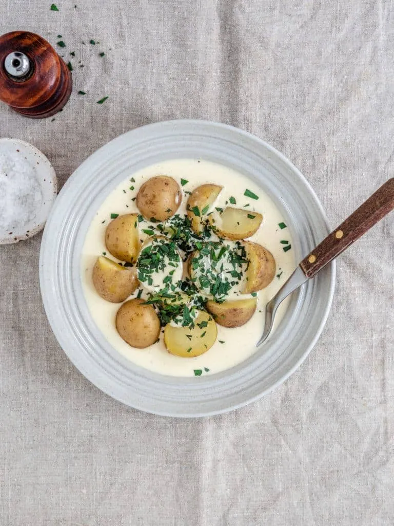 Kartofler med fetasauce og estragon