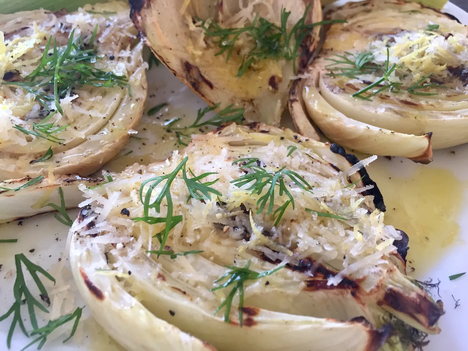 Grillet fennikel med parmesan, citronskal og dild