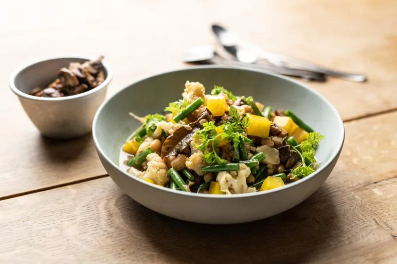 Bønnecassoulet med fennikel, blomkål og gule beder