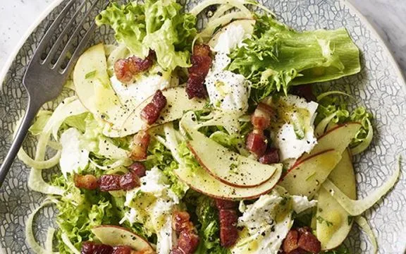 Salat med fennikel, æble, mozzarella og bacon
