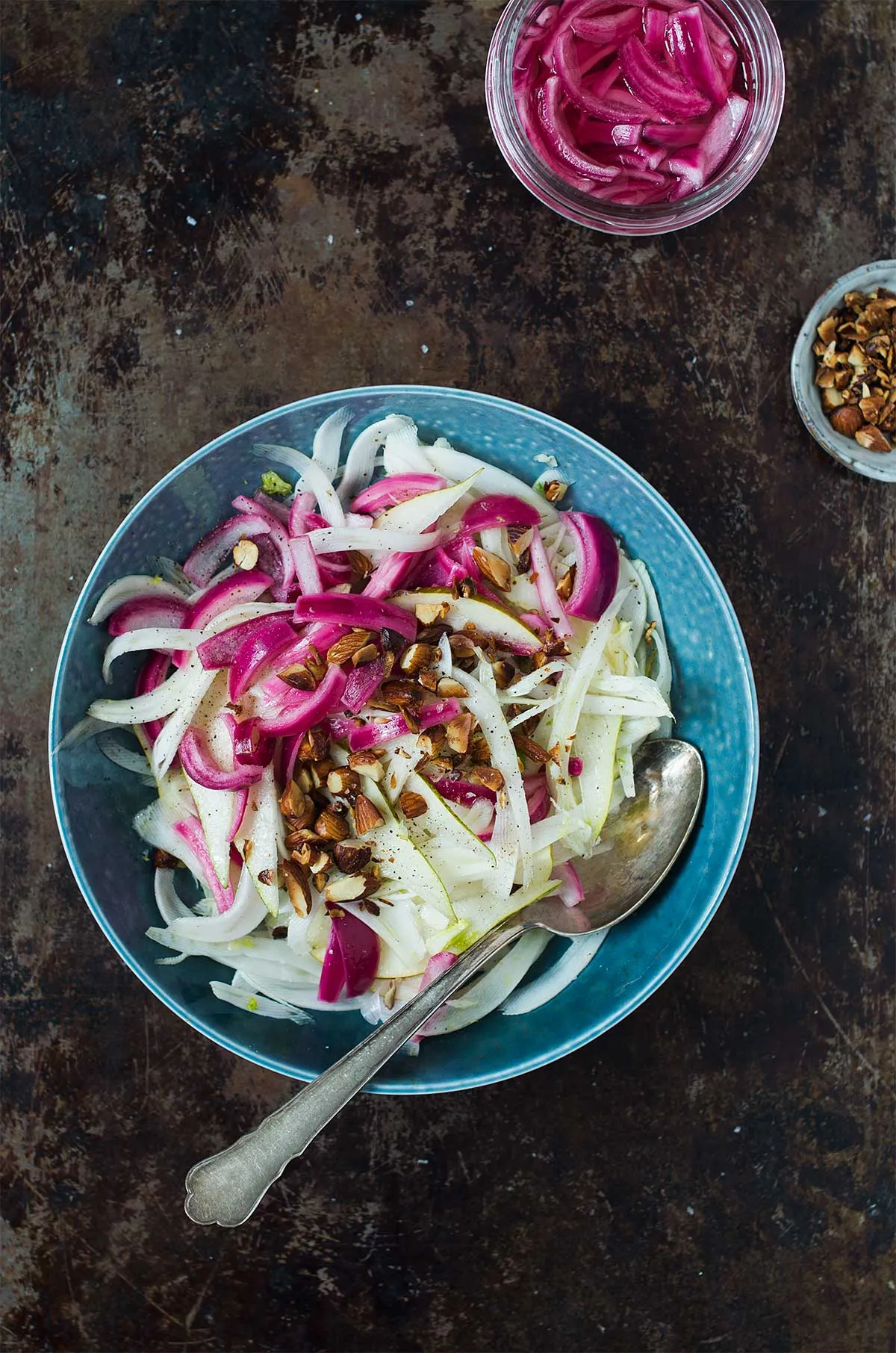 Salat med fennikel, pære og syltede rødløg