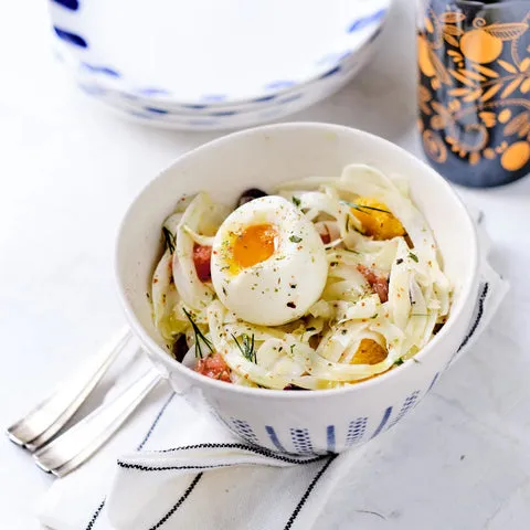 Siciliansk salat med fennikel, citrus og smilende æg