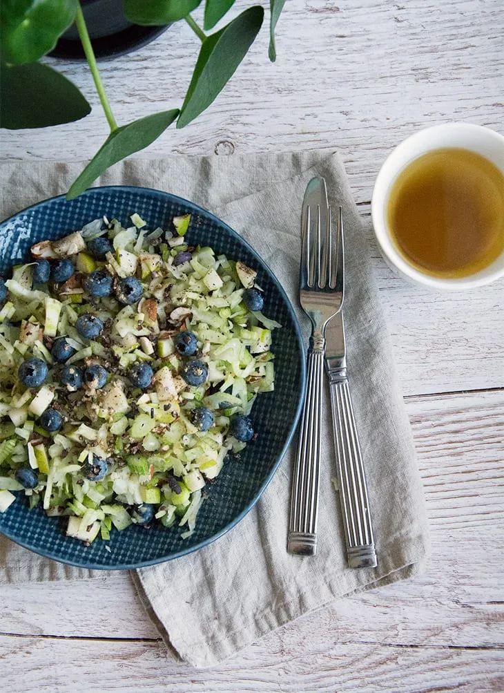 Fennikelsalat med blåbær og pære