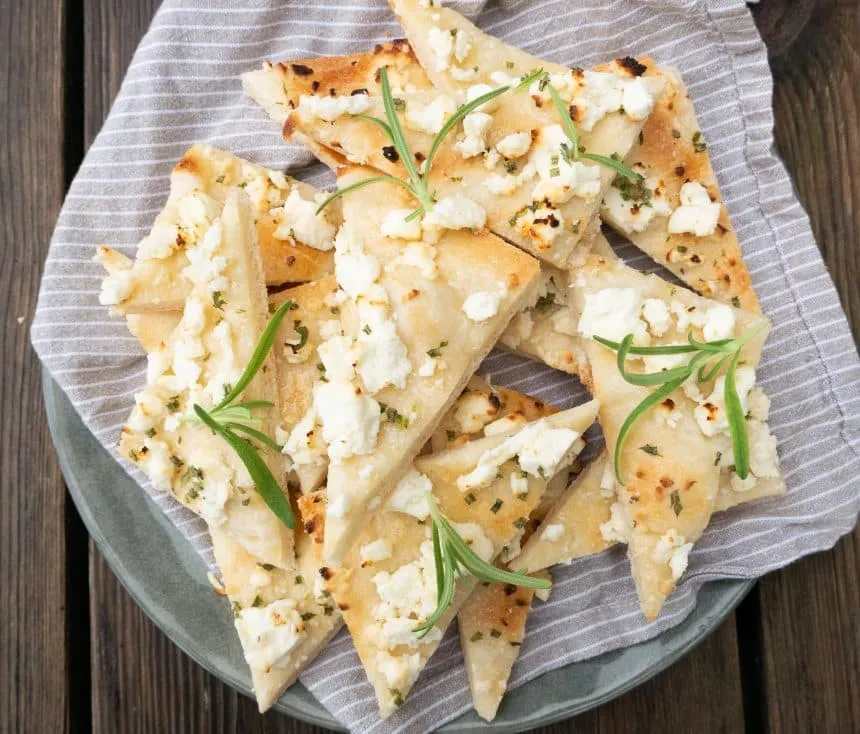 Brød med feta, honning og rosmarin