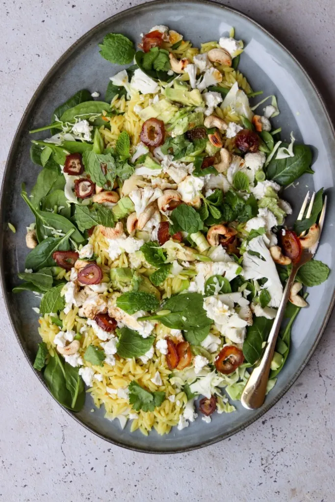 Orzosalat med feta, dadler og lime