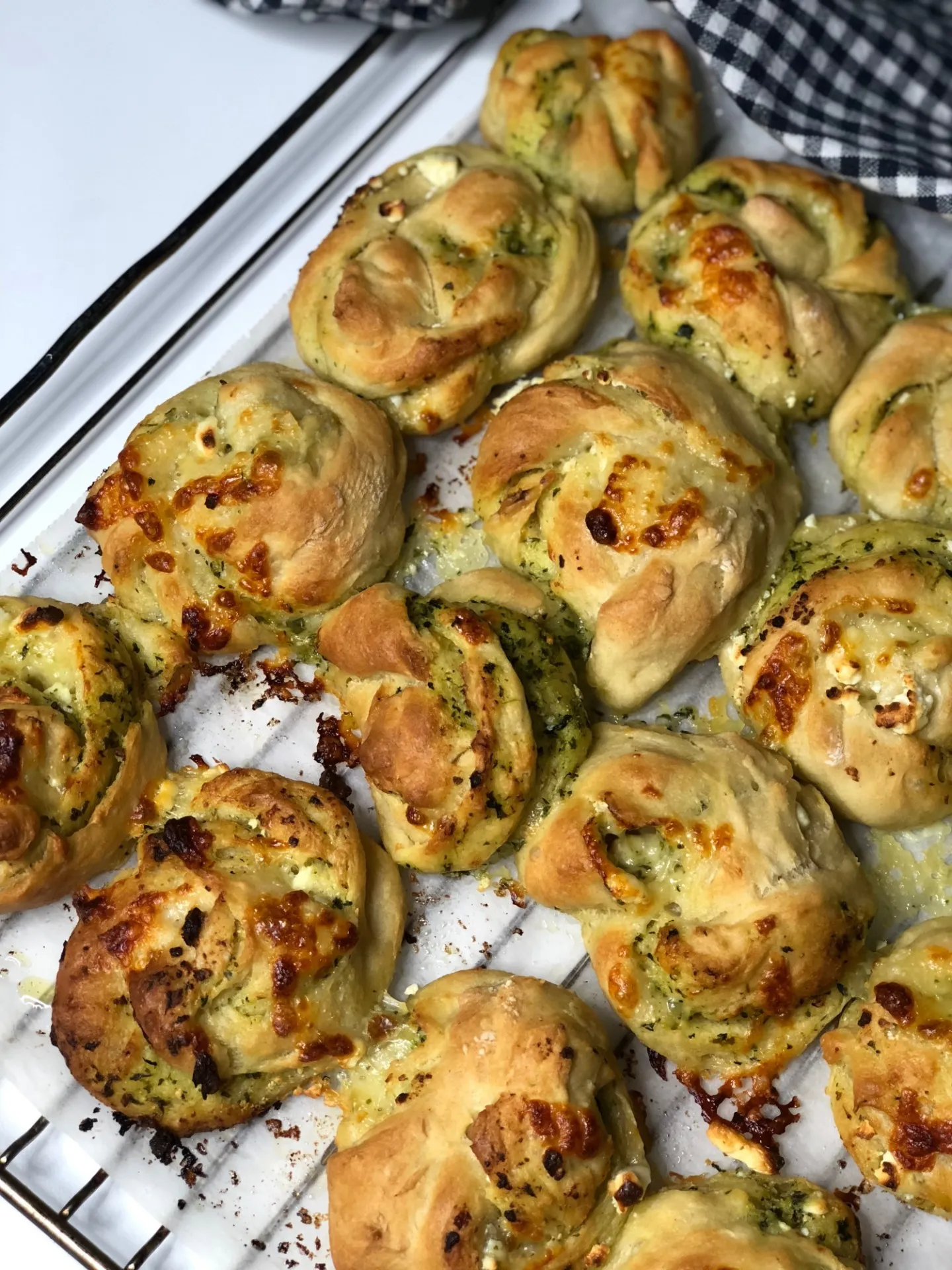 Hvidløgsknuder med mozzarella og feta
