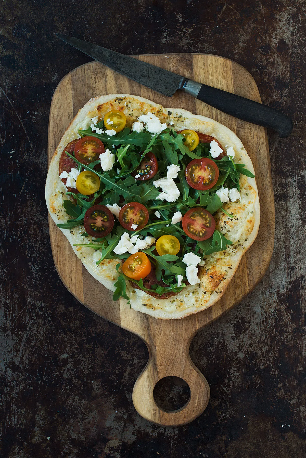 Hvid pizza med rucola, tomat og feta
