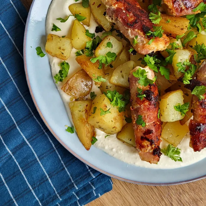 Sprøde stegte kartofler på feta creme med kylling