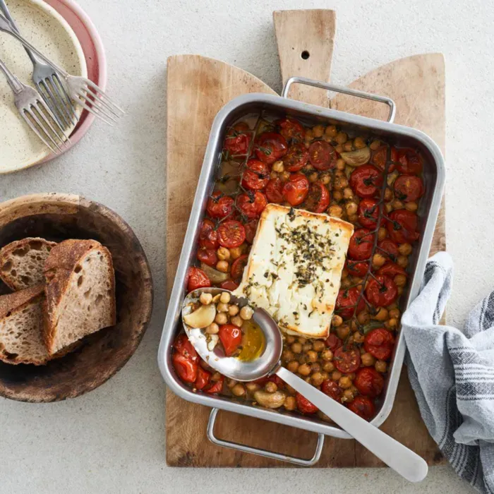 Bagt feta med kikærter og tomat