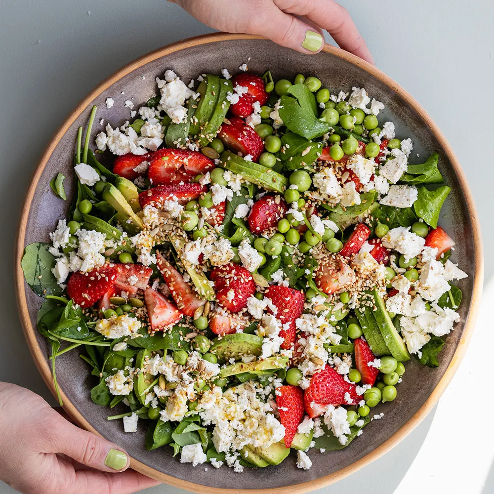 Sommersalat med jordbær, avocado og cremet feta