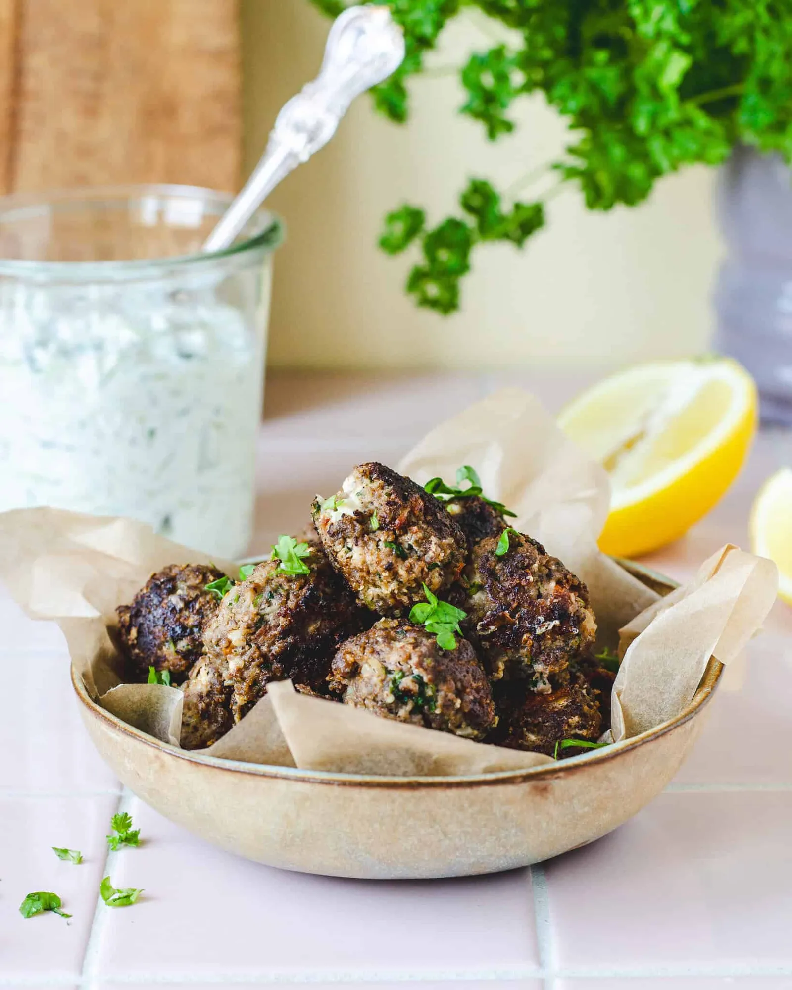 Græske kødboller med feta og soltørrede tomater