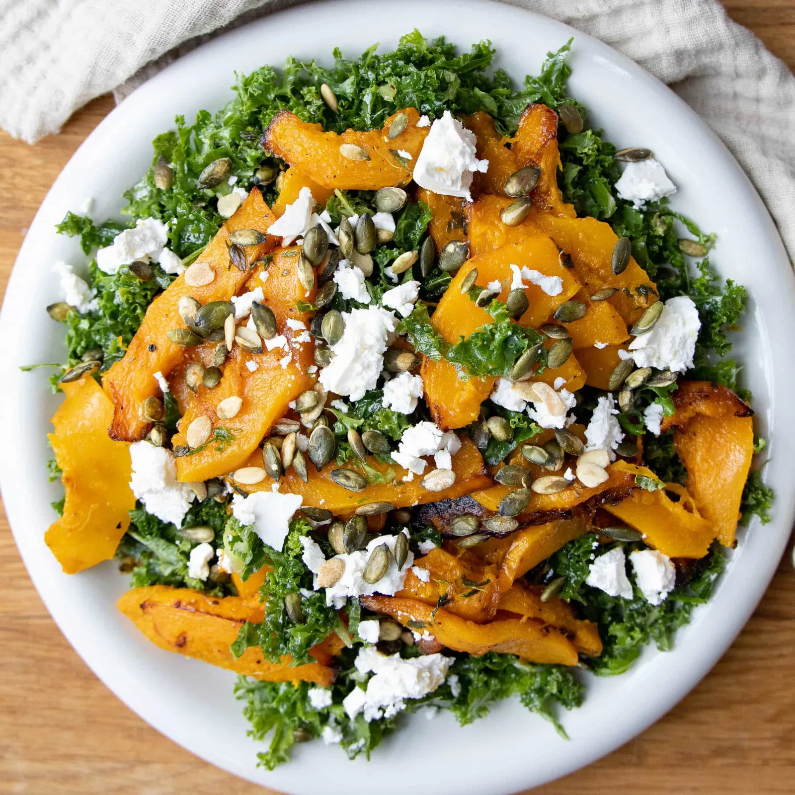 Græskarsalat med grønkål og feta
