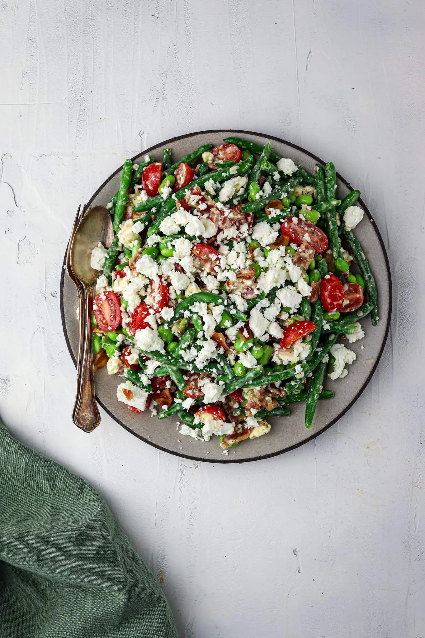 Bønnesalat med feta og cherrytomater