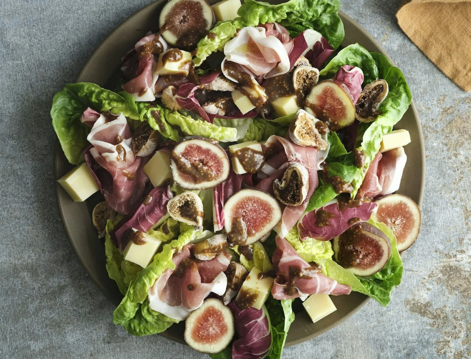 Salat med figner, gruyère og parmaskinke