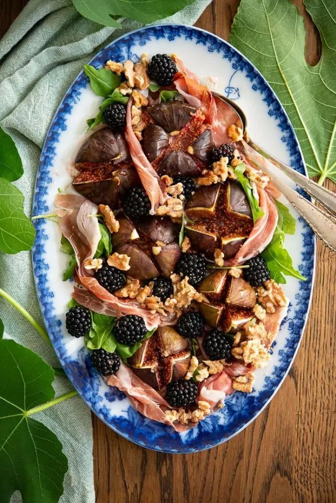 Forret med bagte figner, valnødder og parmaskinke