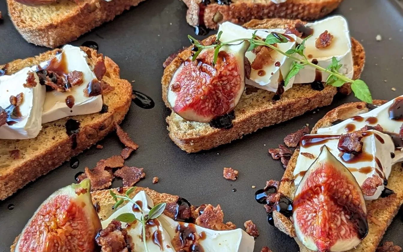 Bruschetta med figner, brie og bacon