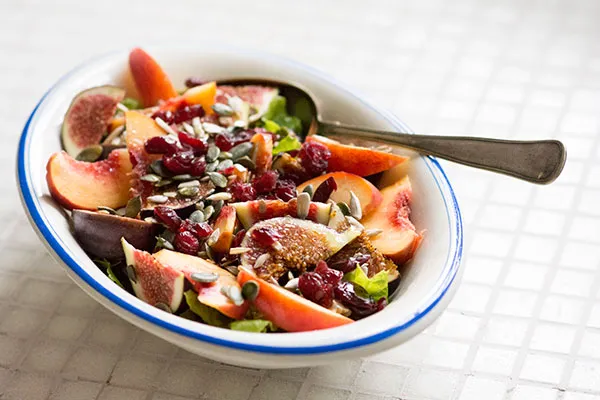 Salat med figner, ferskner og solsikkekerner