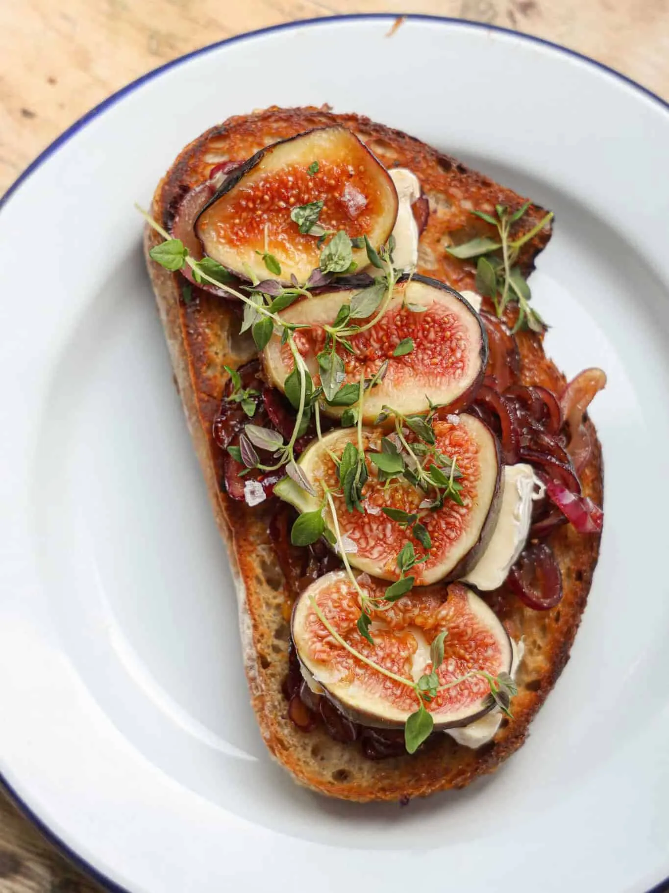Efterårstoast med figner, karamelliserede rødløg og brie