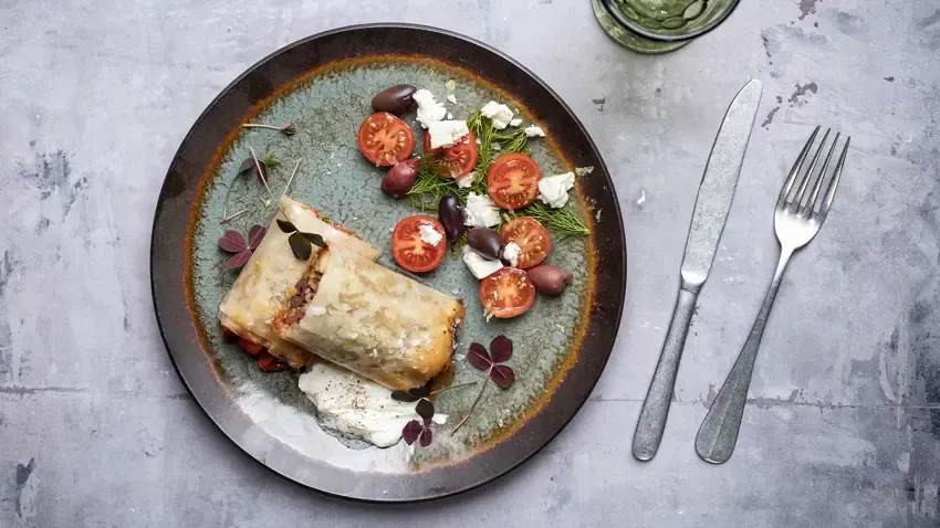 Sprøde filoruller med kødsovs, feta og oliven