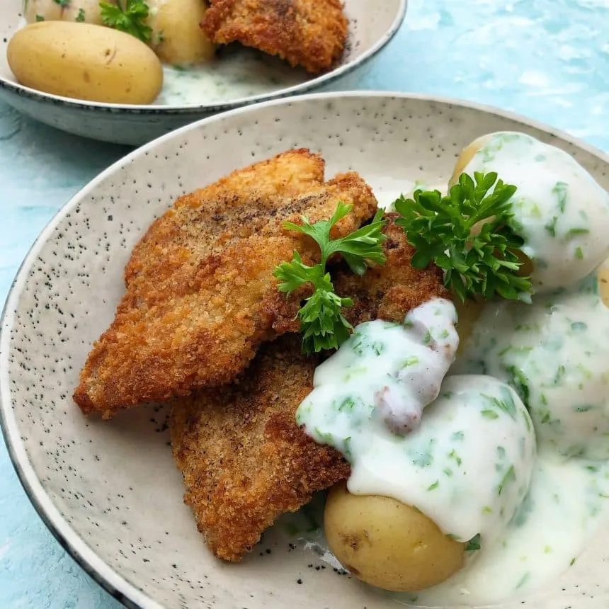 Paneret flæsk med persillesovs