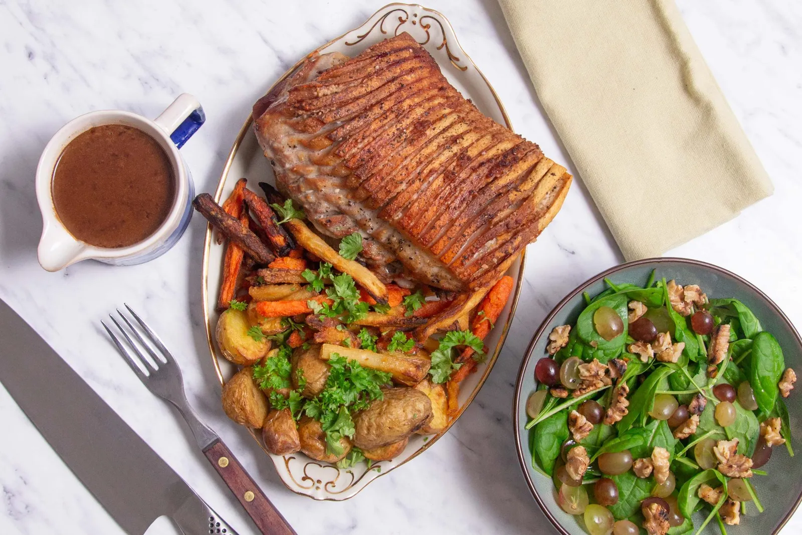 Sprød flæskesteg med rodfrugter og salat til to dage