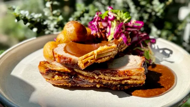 Flæskesteg med stegte rosmarinkartofler og frisk kålsalat