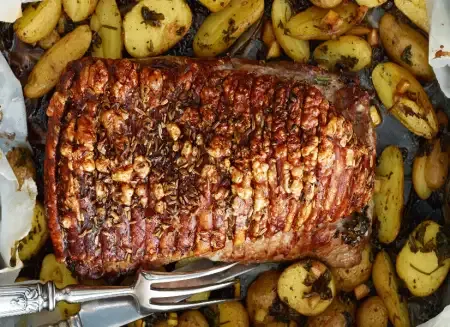 Sommer-flæskesteg med fennikelfrø, nye kartofler og oliventapenade