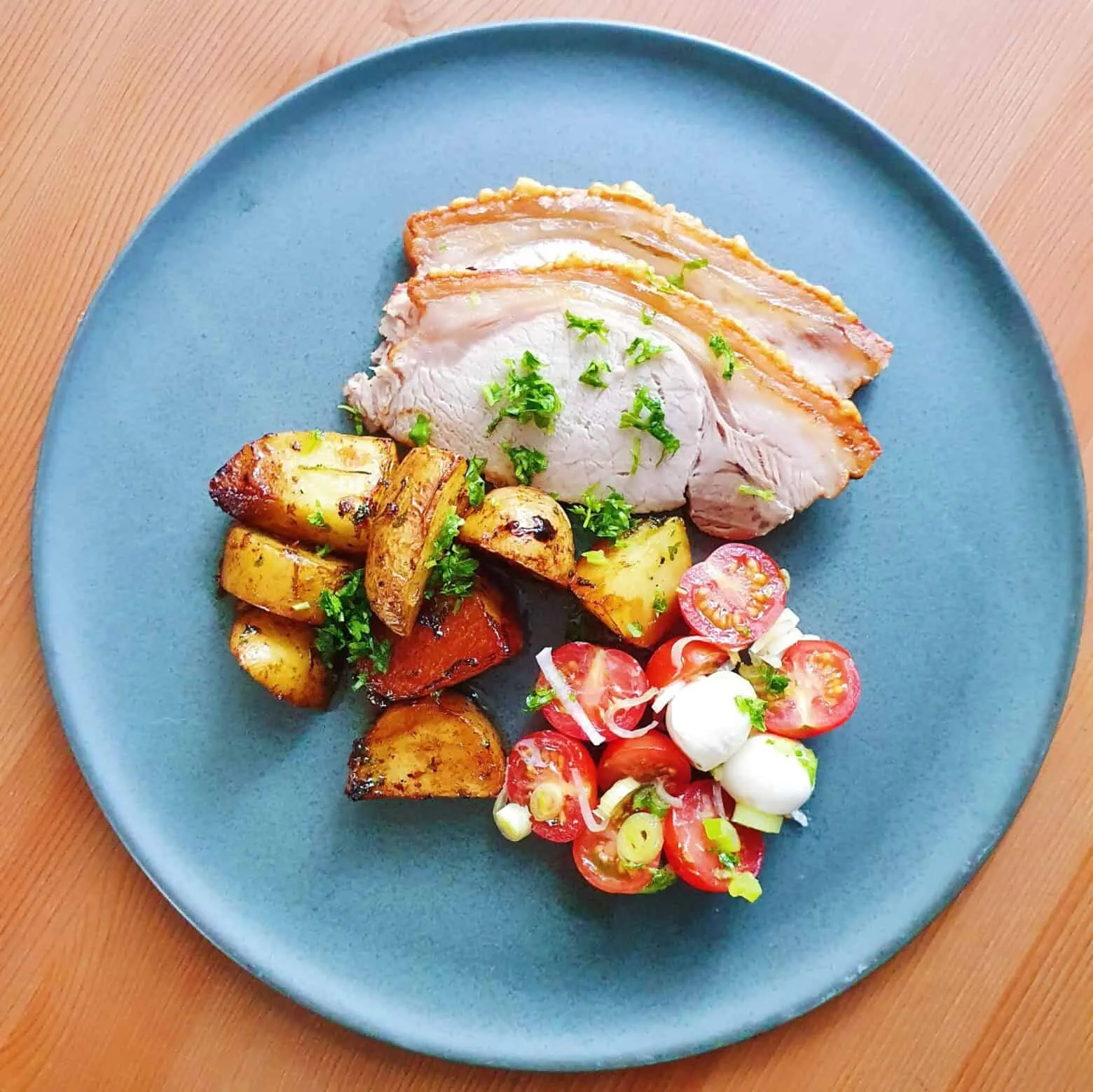 Sommerflæskesteg med syrlige kartofler og tomatsalat