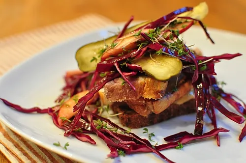 Smørrebrød med flæskesteg
