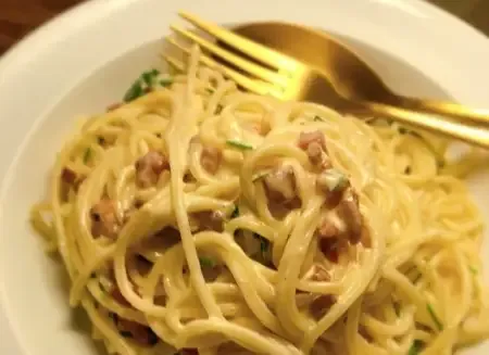 Pasta med bacon og fløde