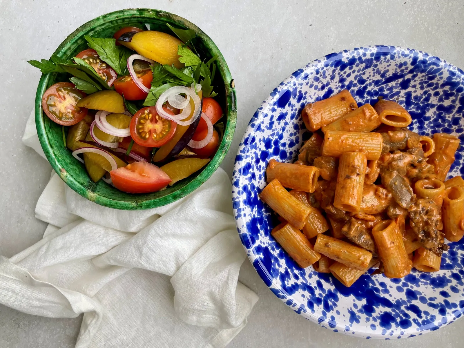 Pasta med oksekød i tomat og fløde