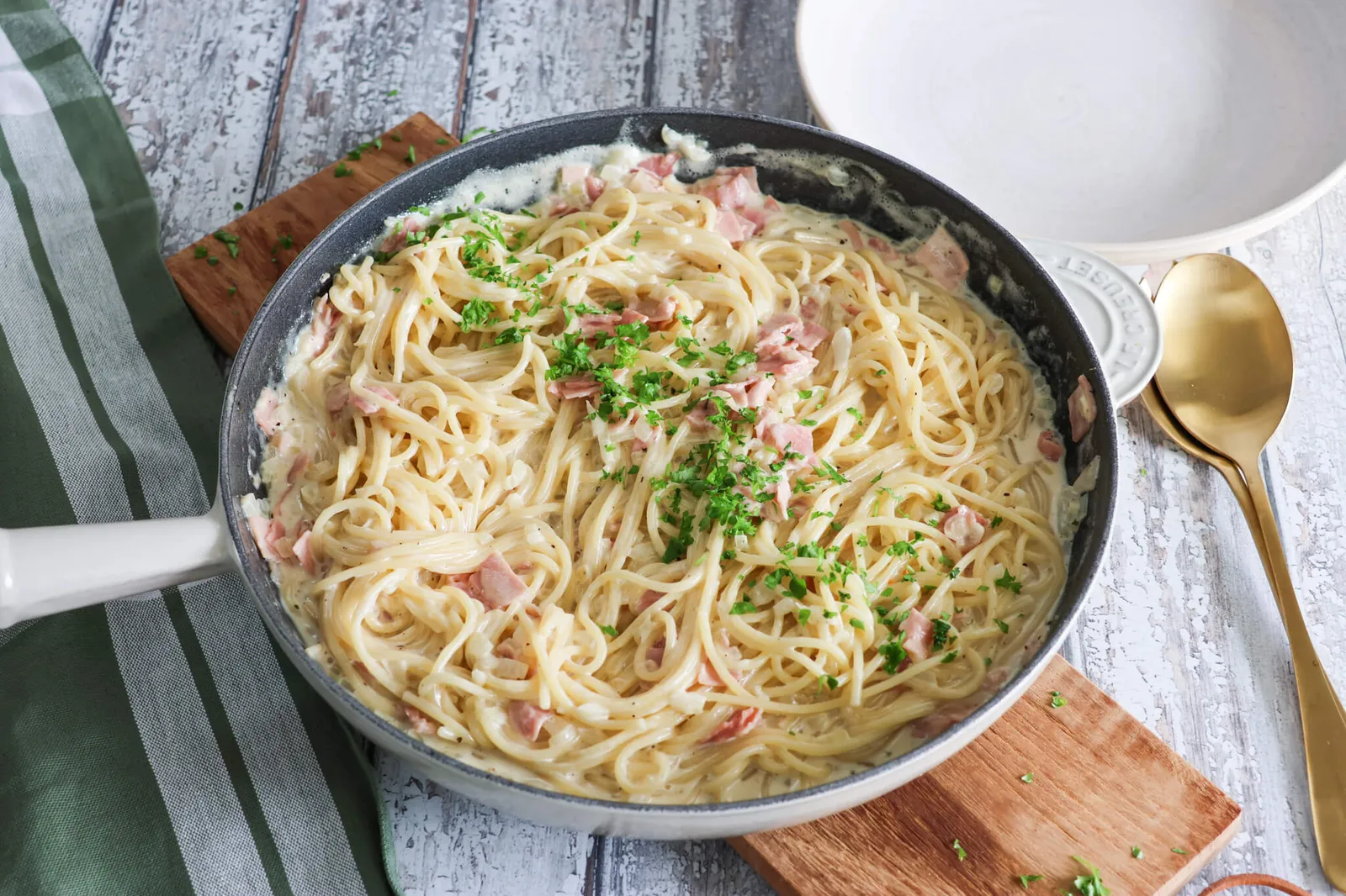 Spaghetti i flødesauce med skinke