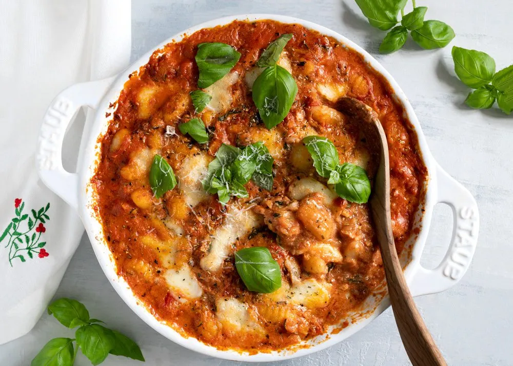 Bagt gnocchi i krydret tomatsauce