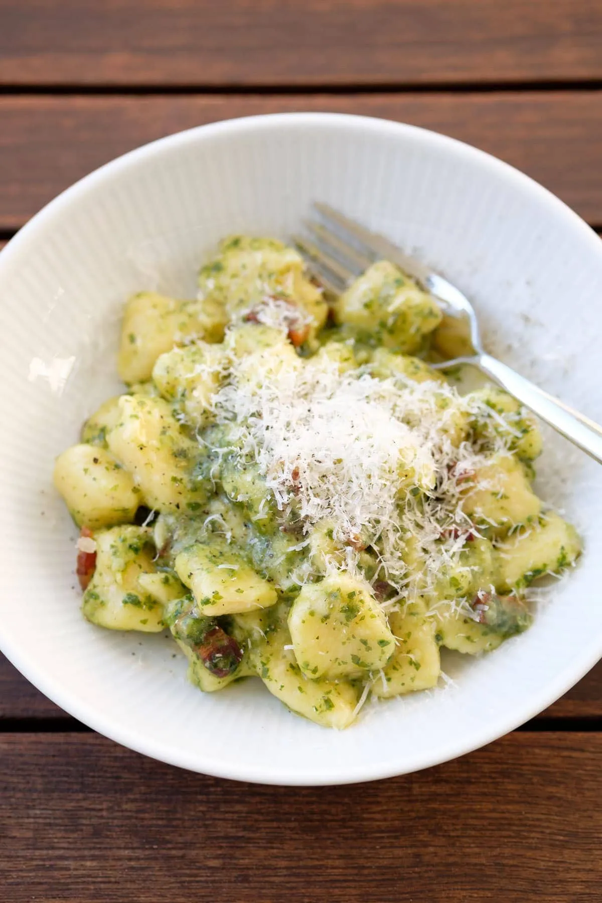 Hjemmelavet gnocchi med ramsløgspesto