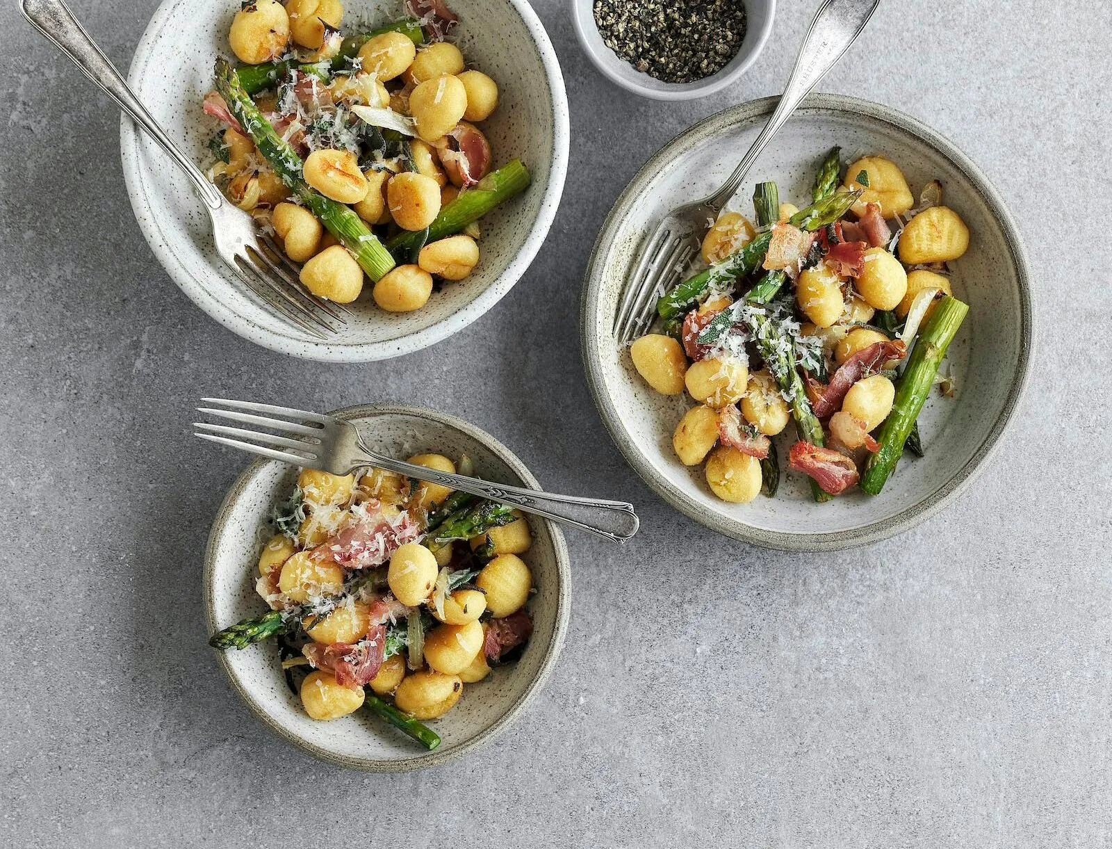 Gnocchi med bacon, asparges og salvie