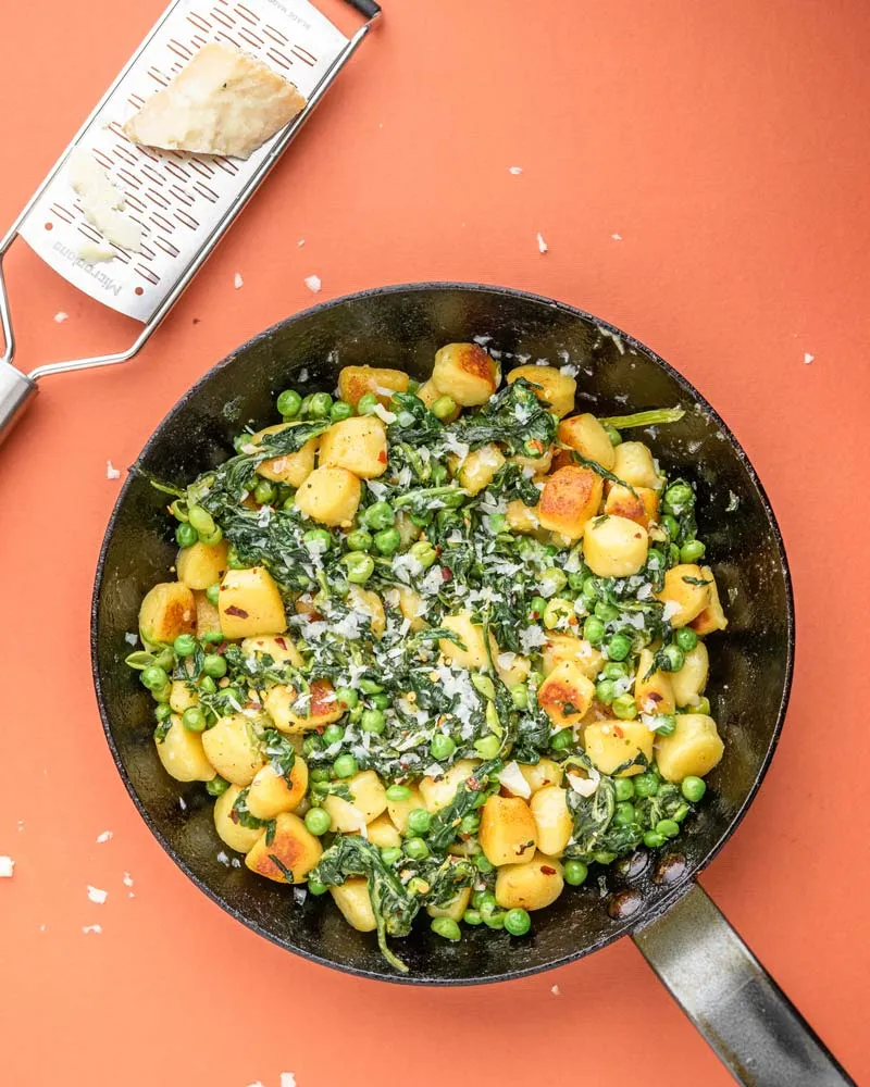 Cremet gnocchi med spinat og ærter
