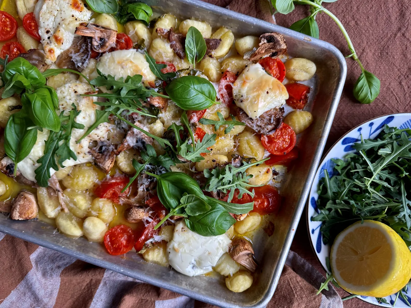 Gnocchi one pan med svampe, mascarpone, tomater og parmesan