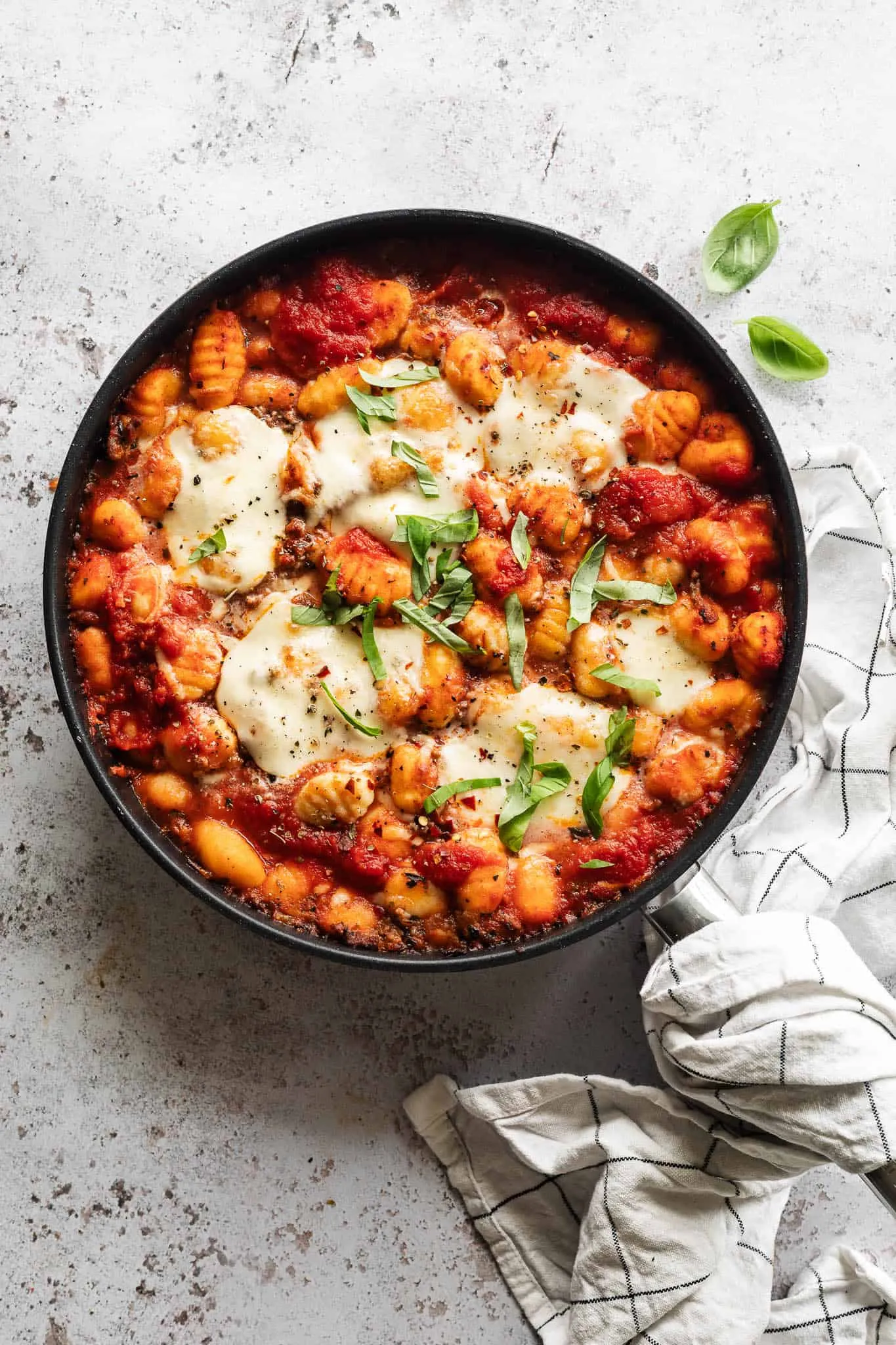 Bagt gnocchi med oksekød, tomatsauce og mozzarella