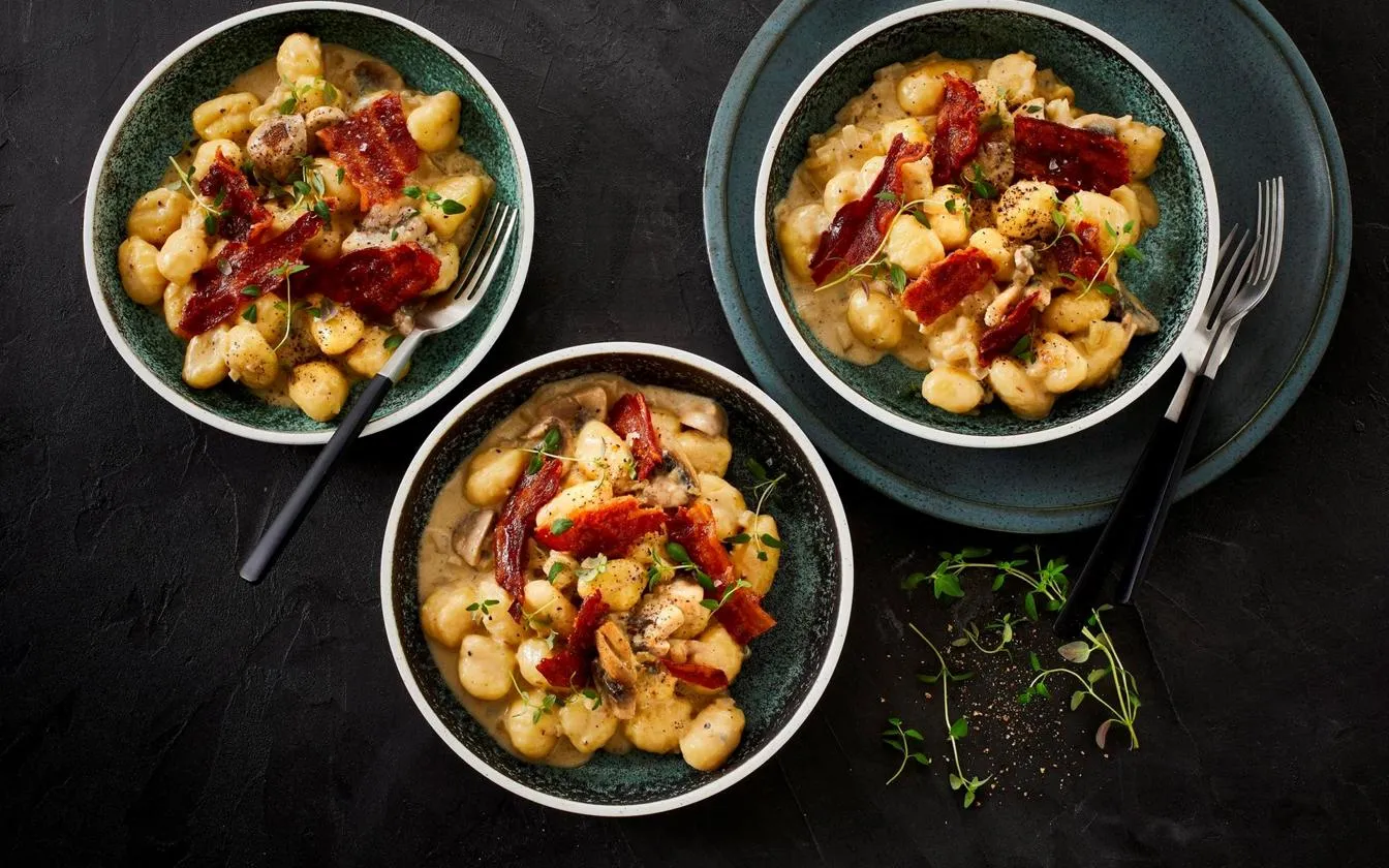 Gnocchi med bacon, blå ost, champignon og timian