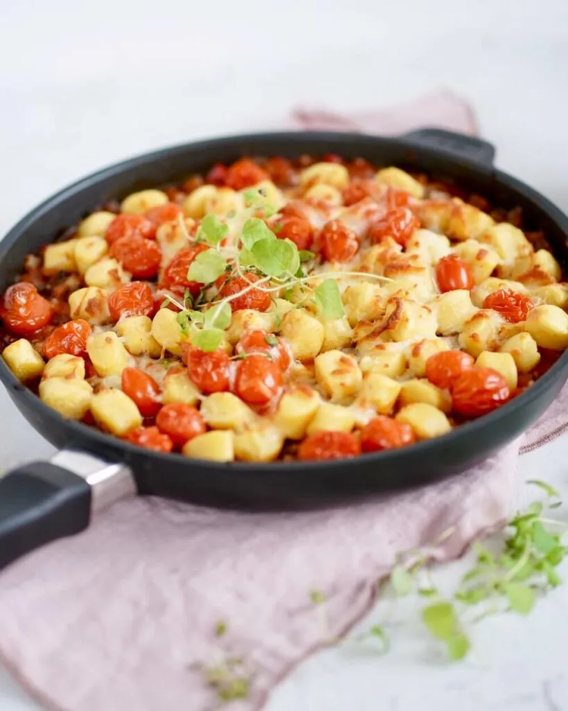 Gratineret gnocchi med oksekød